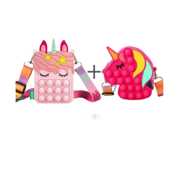 2 genți Pop It unicorn, grafic cu cele două genți alăturate printr-un semn plus: geanta pătrată roz pal cu chip de unicorn