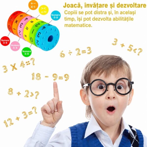 Set de 2 magneți educativi pentru matematică, băiat cu ochelari rotunzi care ridică degetul, înconjurat de exerciții scrise de mână, cu cilindrul alături.