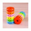 Set de 2 magneți educativi pentru matematică, cei doi cilindri din discuri colorate cu cifre și semne, așezați pe o masă din lemn.