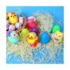 animalut-fidget-verde-care-merge-lifestyle-2 Animăluțe Fidget care merg, mecanice colorate așezate printre ouă de Paște și fâșii decorative, pe fundal albastru