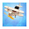avion-stem-din-lemn-model-asamblat-3 Avion STEM din lemn, biplanul din lemn pe fundal albastru, vedere de sus-față, cu elice portocalie, suport de baterii și fire