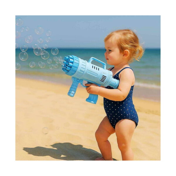 bazooka-pentru-baloane-de-sapun-albastru-utilizare-2 Bazooka pentru baloane de săpun, fetiță în costum de baie care ține bazooka albastră pe plajă, cu baloane ieșind din duze.