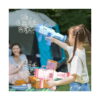 bazooka-pentru-baloane-de-sapun-albastru-utilizare-4 Bazooka pentru baloane de săpun, fetiță la camping care ține o bazooka roz în mână și una albastră ridicată deasupra