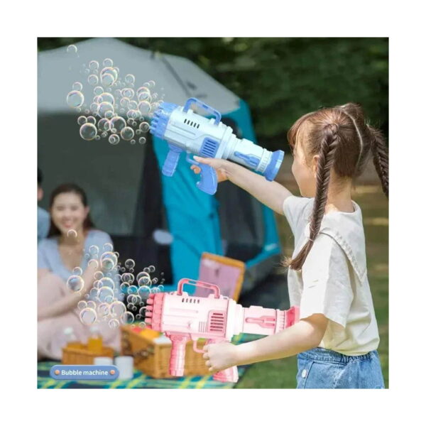bazooka-pentru-baloane-de-sapun-albastru-utilizare-4 Bazooka pentru baloane de săpun, fetiță la camping care ține o bazooka roz în mână și una albastră ridicată deasupra