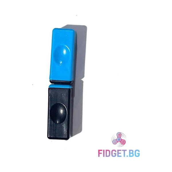 blocuri-magnetice-tik-tok-alb-si-portocaliu-5 Blocuri magnetice Tik Tok, un bloc magnetic albastru deasupra unui bloc negru, unite vertical, pe fundal alb