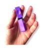 blocuri-magnetice-tik-tok-alb-si-portocaliu-utilizare-2 Blocuri magnetice Tik Tok, o mână cu unghii roz ține două blocuri magnetice mov unite, cu îmbinare neagră