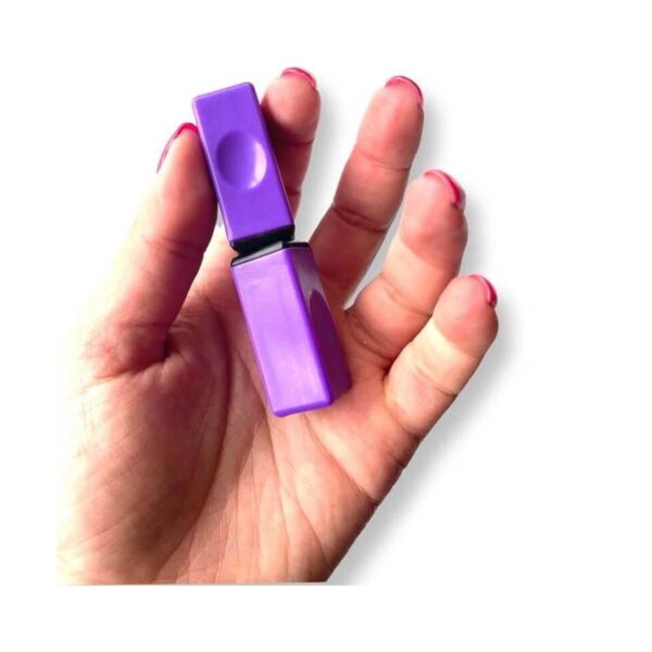 blocuri-magnetice-tik-tok-alb-si-portocaliu-utilizare-2 Blocuri magnetice Tik Tok, o mână cu unghii roz ține două blocuri magnetice mov unite, cu îmbinare neagră