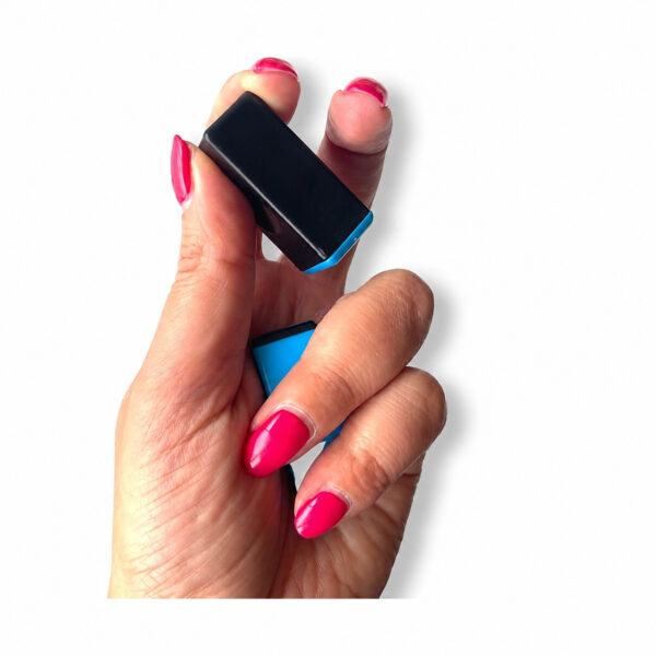 blocuri-magnetice-tik-tok-alb-si-portocaliu-utilizare-4 Blocuri magnetice Tik Tok, o mână cu unghii roz se joacă cu un bloc magnetic negru cu albastru