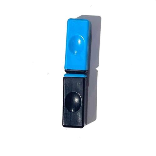 Blocuri magnetice Tik Tok, un bloc magnetic albastru unit vertical peste un bloc negru, ambele cu adâncitură ovală