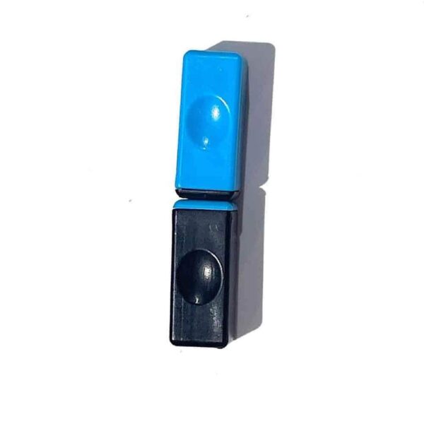 blocuri-magnetice-tik-tok-albastru-si-negru Blocuri magnetice Tik Tok, un bloc magnetic albastru unit vertical peste un bloc negru, ambele cu adâncitură ovală