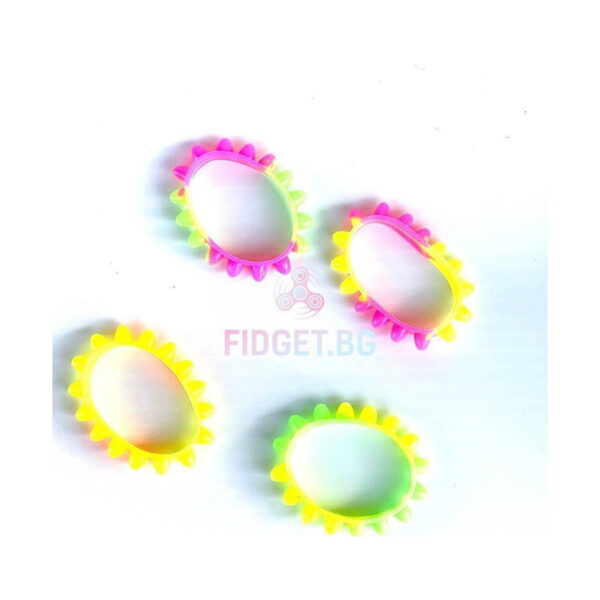 bratari-luminoase-fidget-fucsia-si-portocalii-4 Brățări luminoase Fidget, patru brățări cu țepi în combinații diferite: roz-verde, roz-galben, galben și verde-galben