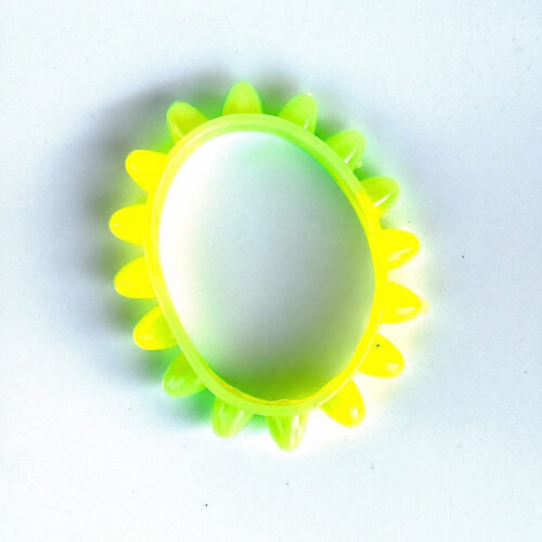 Brățări luminoase Fidget, brățară fidget ovală cu țepi, galben-verde, pe fundal deschis