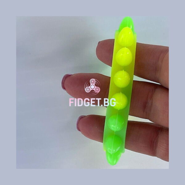 bratari-luminoase-fidget-fucsia-si-portocalii-utilizare-2 Brățări luminoase Fidget, brățară verde cu bile galbene, ținută între degete