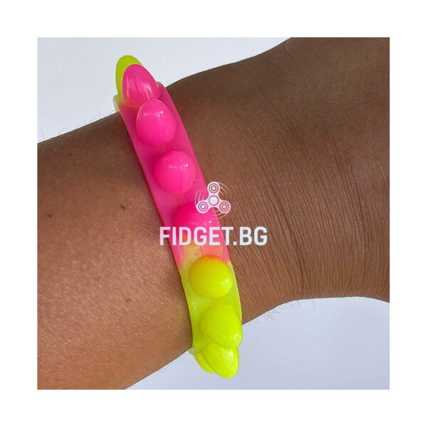 bratari-luminoase-fidget-fucsia-si-portocalii-utilizare-3 Brățări luminoase Fidget, brățară roz cu bile galbene, purtată pe încheietura unui adult