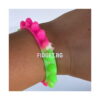 bratari-luminoase-fidget-fucsia-si-portocalii-utilizare-4 Brățări luminoase Fidget, brățară roz cu bile verzi, purtată pe încheietură