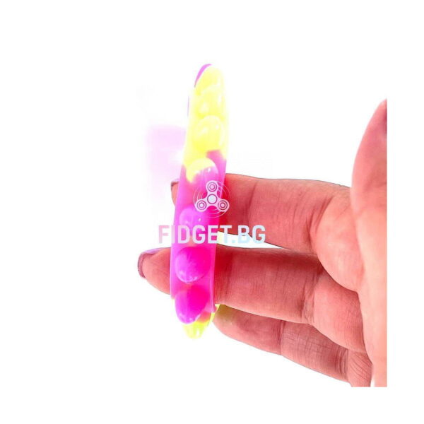 bratari-luminoase-fidget-fucsia-si-portocalii-utilizare Brățări luminoase Fidget, brățară translucidă fucsia cu galben, ținută între degete