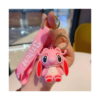 Breloc Lilo & Stitch, Stitch roz (Angel) ținut în mână, cu curea roz pe care scrie Stitch și inel metalic