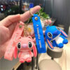 Breloc Lilo & Stitch, mână care ține două brelocuri Stitch, unul roz și unul albastru