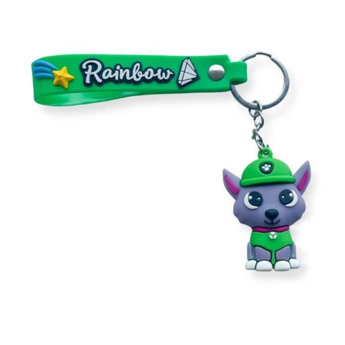 breloc-paw-patrol-rocky Brelocuri Paw Patrol, cu bandă verde cu inscripția Rainbow și figurină de cățeluș gri-albăstrui cu șapcă și vestă verde