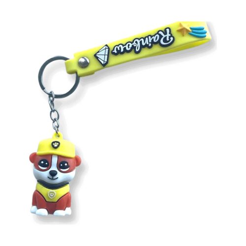 breloc-paw-patrol-rubble Brelocuri Paw Patrol, cu bandă galbenă cu inscripția Rainbow și figurină de cățeluș maro-bej cu cască galbenă de constructor