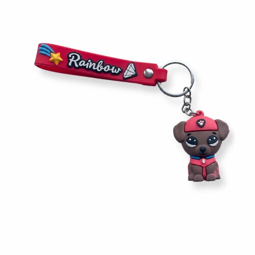 breloc-paw-patrol-zuma Brelocuri Paw Patrol, cu bandă roșu-închis cu inscripția Rainbow și figurină de cățeluș maro cu chipiu și vestă roșie
