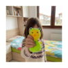 broscuta-bebelus-squishy-utilizare Broscuță bebeluș squishy, fetiță într-o cameră de copii, care ține în mână squishy-ul broscuță