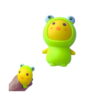 broscuta-bebelus-squishy-utilizare-2 Broscuță bebeluș squishy, squishy-ul întreg alături de o mână care îl strânge, deformându-l
