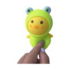 broscuta-bebelus-squishy-utilizare-3 Broscuță bebeluș squishy, degete care apasă chipul galben al squishy-ului cu glugă verde