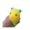 broscuta-bebelus-squishy-utilizare-4 Broscuță bebeluș squishy, mână care strânge squishy-ul, chipul galben ieșind deformat din gluga verde