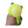 broscuta-bebelus-squishy-utilizare-5 Broscuță bebeluș squishy, prim-plan cu mâna care strânge puternic squishy-ul, partea galbenă umflându-se în afară