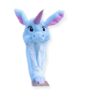 Căciulă de pluș unicorn, albastră, vedere frontală completă, atârnată, cu corn mov, urechi roz și clapete albe lungi