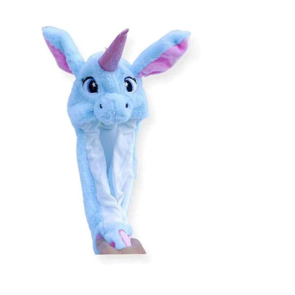 Căciulă de pluș unicorn, albastră, vedere frontală completă, atârnată, cu corn mov, urechi roz și clapete albe lungi