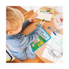carte-de-colorat-peppa-pig-utilizare Carte magică de colorat cu apă, copil văzut de sus, care desenează cu carioci pe foi la o masă de lemn; cartea magică