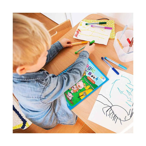 carte-de-colorat-peppa-pig-utilizare Carte magică de colorat cu apă, copil văzut de sus, care desenează cu carioci pe foi la o masă de lemn; cartea magică