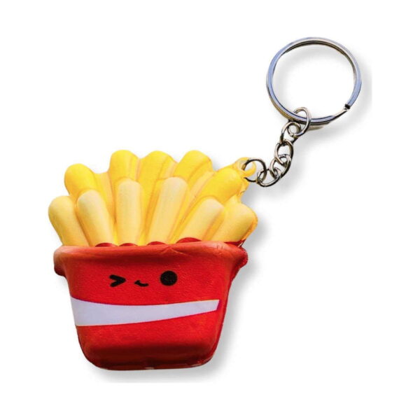 cartofi-prajiti-squishy-mcdonalds-2 Cartofi prăjiți squishy McDonald’s, cu cartofi prăjiți, fotografiat oblic pe fundal alb, cu lanț și inel metalic