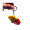 cartofi-prajiti-squishy-mcdonalds-utilizare Cartofi prăjiți squishy McDonald’s, degete care țin brelocul de inelul metalic; cartofii squishy atârnă în lateral