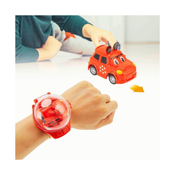 ceas-cu-masinuta-telecomandata-super-car-rosu-detaliu Ceas cu mașinuță telecomandată Super Car, colaj cu un copil pe podea lângă mașinuța roșie cu ochi și urechi negre