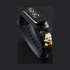 ceas-inteligent-pentru-copii-mickey-mouse-detaliu Ceas inteligent pentru copii Mickey Mouse, negru cu figurina Mickey Mouse, fotografiat pe fundal negru