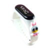 ceas-led-daisy-pentru-fete Ceas LED Daisy pentru fete, digital cu brățară albă din silicon, ecran LED și figurină Daisy Duck cu fundă roz, pe fundal alb