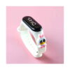 ceas-led-daisy-pentru-fete-2 Ceas LED Daisy pentru fete, alb cu Daisy Duck, fotografiat pe fundal roz