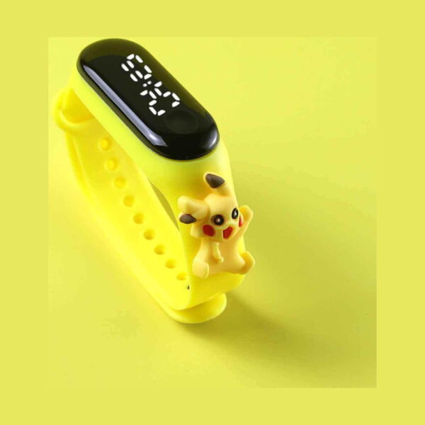 ceas-led-pentru-copii-pikachu-galben-lateral Ceas LED pentru copii Pikachu, galben cu figurina Pikachu, fotografiat în diagonală pe fundal galben