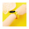 ceas-led-pentru-copii-pikachu-galben-utilizare Ceas LED pentru copii Pikachu, ceasul purtat pe încheietura unui copil, pe fundal galben, cu figurina Pikachu pe curea