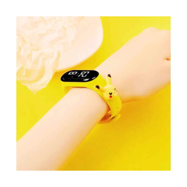 ceas-led-pentru-copii-pikachu-galben-utilizare Ceas LED pentru copii Pikachu, ceasul purtat pe încheietura unui copil, pe fundal galben, cu figurina Pikachu pe curea