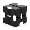 Cub Infinity, negru cu articulații albe, pe fundal alb