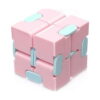 Cub Infinity, roz pastel cu articulații albastru deschis, pe fundal alb