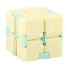 Cub Infinity, crem-galben pastel cu articulații mentă, văzut din lateral