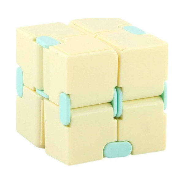 Cub Infinity, crem-galben pastel cu articulații mentă, văzut din lateral