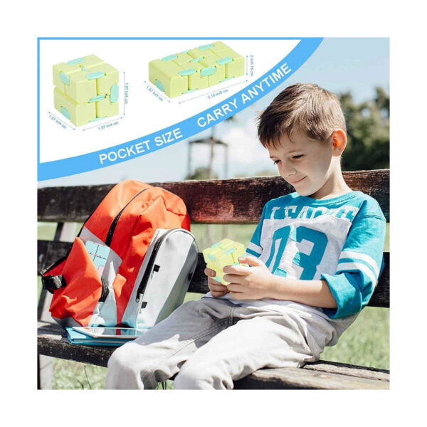 Cub Infinity, banner cu text în engleză, două scheme mici de dimensiuni ale cubului galben-verde și un băiat pe o bancă