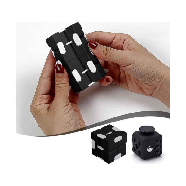 Cub Infinity, două mâini care manevrează un cub Infinity negru cu alb, iar dedesubt încă un cub negru
