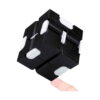 Cub Infinity, negru cu articulații albe, echilibrat pe vârful unui deget